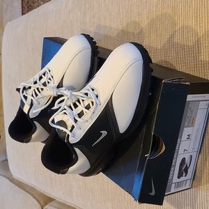 Nike Heritage golf shoes